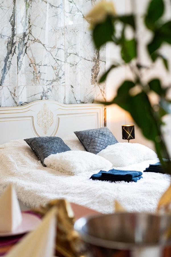 Emperors Elegance Suite Прага Экстерьер фото